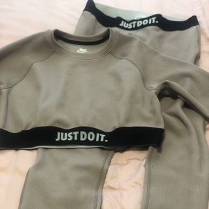 Medium Nike Ribbed Long Sleeve Crop Top